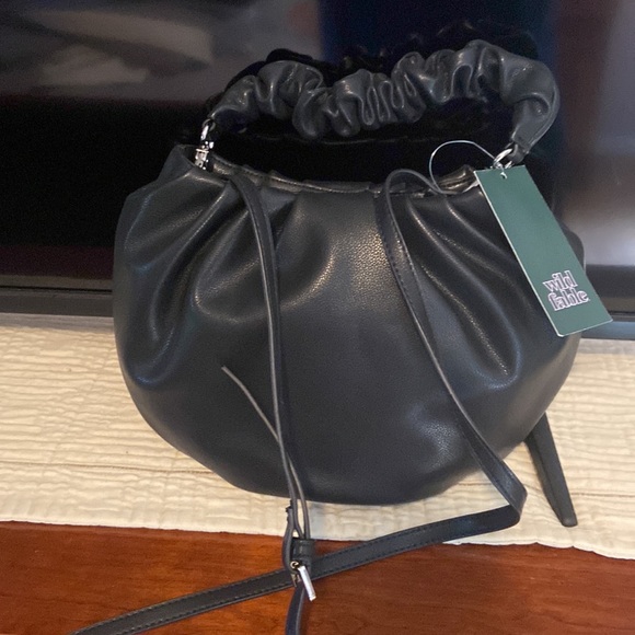 Woman’s black handbag. - Picture 4 of 7